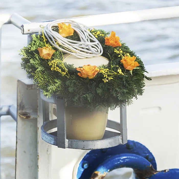 Urne am Schiff
